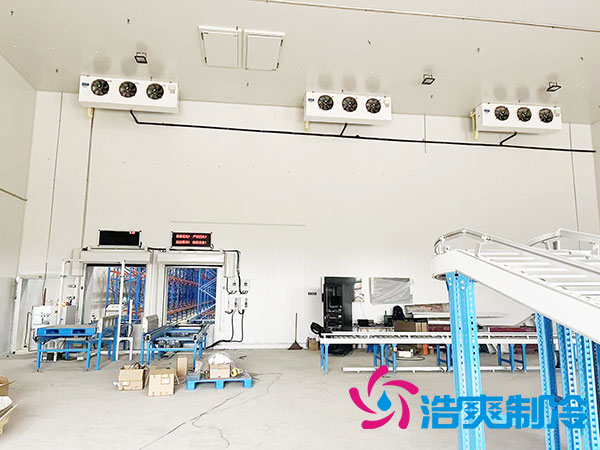 　　建一個300平方米的冷庫需多少錢？冷庫是一種專門用作存儲冷凍、冷藏食品的裝置，有普遍的運用場景，包含食品、醫(yī)學、化工等行業(yè)。當下隨著社會的不斷發(fā)展，越來越多的產(chǎn)業(yè)已經(jīng)起考量規(guī)劃自己的冷庫，以符合日益增長的市場需求。  　　首先，我們需認識冷庫建造規(guī)劃的基本上流程。冷庫建造規(guī)劃需進行選址、設計、施工等多個環(huán)節(jié)，而冷庫施工包含土建工程、設備、管道等，每一個環(huán)節(jié)都會影響到冷庫造價成本的變化。  　　其次，冷庫假造規(guī)劃的費用受很多原因的影響。主要原因是選址和設計。選取適當?shù)膱龅睾颓‘數(shù)脑O計方案，不僅可減少冷庫的建造規(guī)劃費用，而且可提升冷庫的運行效能。此外，冷庫建造規(guī)模、裝置選型、材料品質等方面也會導致冷庫假造規(guī)劃費用的變動。  　　確切到規(guī)劃建造一個300平方米的冷庫，我們可根據(jù)知識測量出一個大致的規(guī)劃建造費用。根據(jù)市場行情和相關經(jīng)驗，一個300平方米的冷庫需大約270,000元左右。其中，土建工程費用約占30%至40%，設備費用約占50%至60%，管道、電器材料等其他費用約占10%至20%。  　　此外，由于冷庫設備和管道需專業(yè)安裝調(diào)試，人工成本也需計算在內(nèi)。按工程造價比率合算，工程建設的人工成本約占施工總耗資的10%。  　　一般來說，修建一個300平方米的冷庫的費用約為270,000元，僅供參考，實際造價根據(jù)具體冷庫工程項目進行核算。精準投入費用需根據(jù)選址、設計、數(shù)量、設備選型、材料品質等方面綜合性考量和檢驗。在冷庫建造規(guī)劃步驟之中，企業(yè)可選取自行建造規(guī)劃，也可委派專業(yè)冷庫建設公司規(guī)劃設計建造。  　　冷庫建造規(guī)劃費用只是一個初始投資。隨著冷庫的運轉和維護，還需考量運營費用、維護費用和設備更換費用。因此，企業(yè)在展開冷庫建造規(guī)劃決策時，需展開充分的前期考察和調(diào)研評估，以保證冷庫建造規(guī)劃的投入能真正產(chǎn)生平穩(wěn)、長期的經(jīng)濟效益。  　　以上就是300平方米冷庫造價費用的詳細介紹，相信您看完一定對此有了更加深入的了解，如果您近期有此類冷庫建造的需求，歡迎咨詢浩爽制冷（400-861-7579）。本公司深耕于制冷行業(yè)十余年，發(fā)展成從冷庫工程的EPC總包服務商，包含冷庫工程的設計、采購、銷售、安裝為一體的綜合性服務公司；延伸至冷鏈項目前期的布局規(guī)劃、冷鏈項目升級改造、冷鏈行業(yè)復合型人才培養(yǎng)、輸出；冷鏈倉儲的招商運營、售后服務等制冷領域的一體化方案集成商。